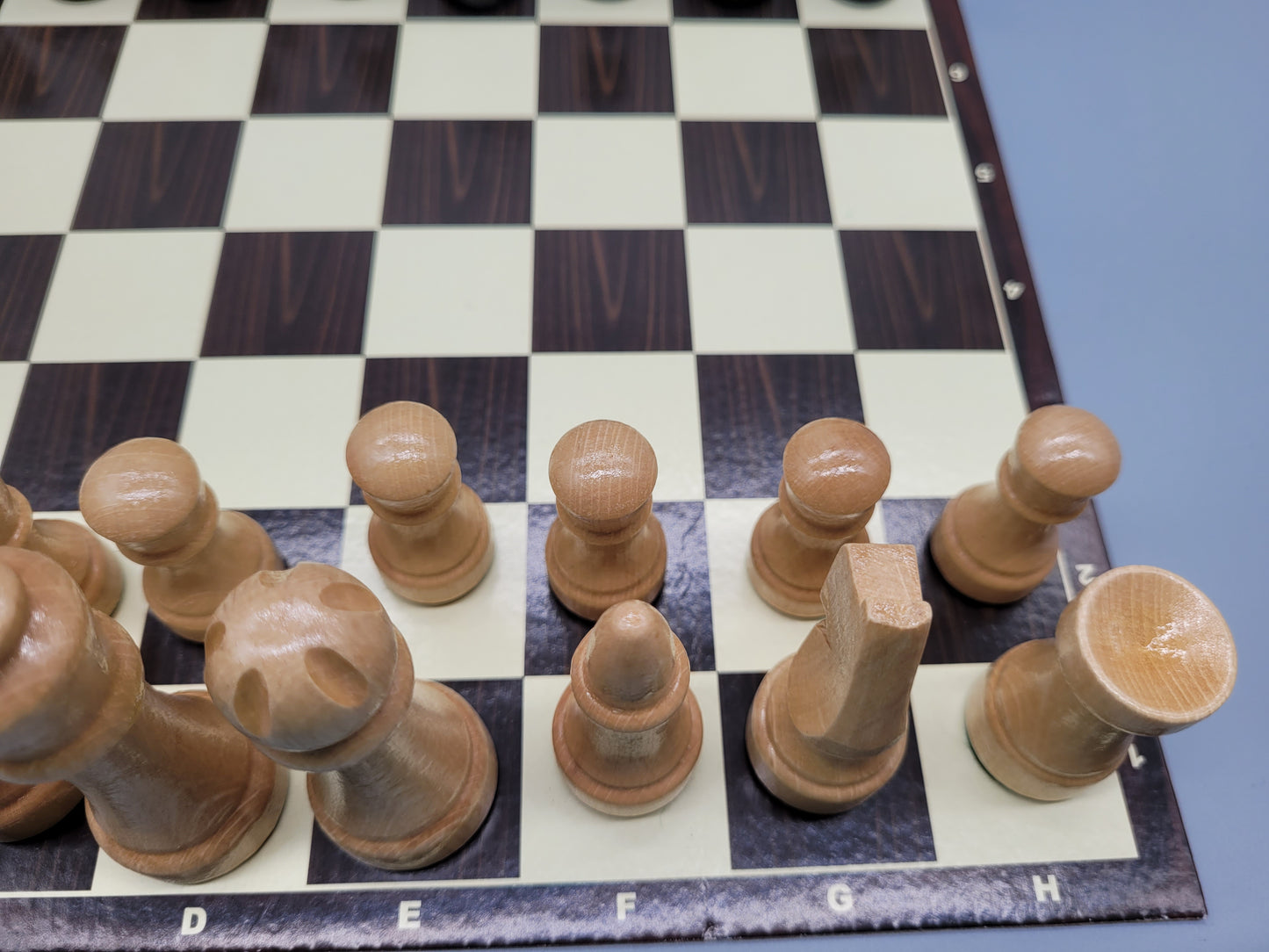 Handgeschnitztes Schachspiel, 32 Figuren Inklusive Schachbrett