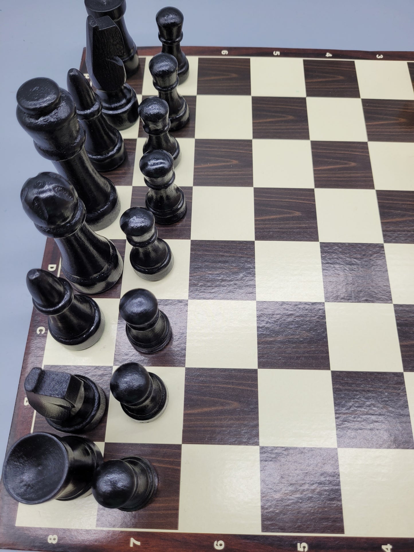 Ein Klassiker, 32 Handgeschnitzte Schachfiguren inklusive Spielbrett