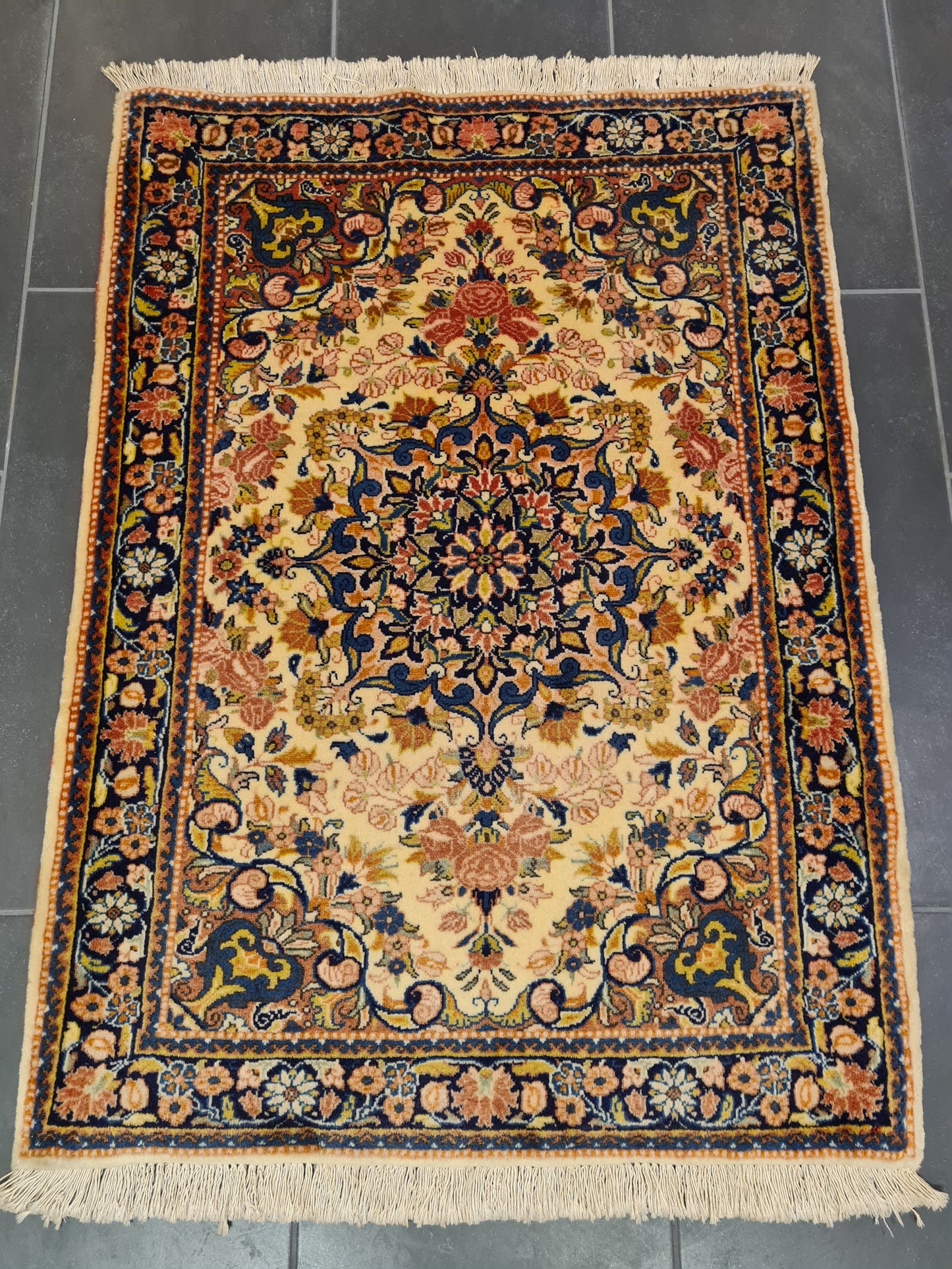 Feiner Handgeknüpfter Perser Orientteppich mit Floralen Motiven 105X72cm