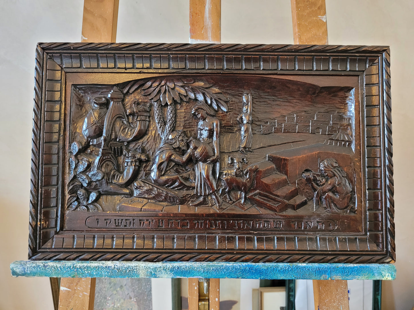 Handgeschnitztes Relief auf Holz Arabische Oase in der Wüste