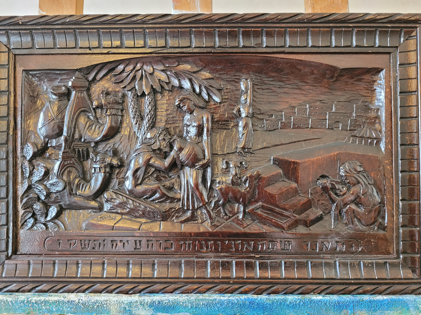 Handgeschnitztes Relief auf Holz Arabische Oase in der Wüste