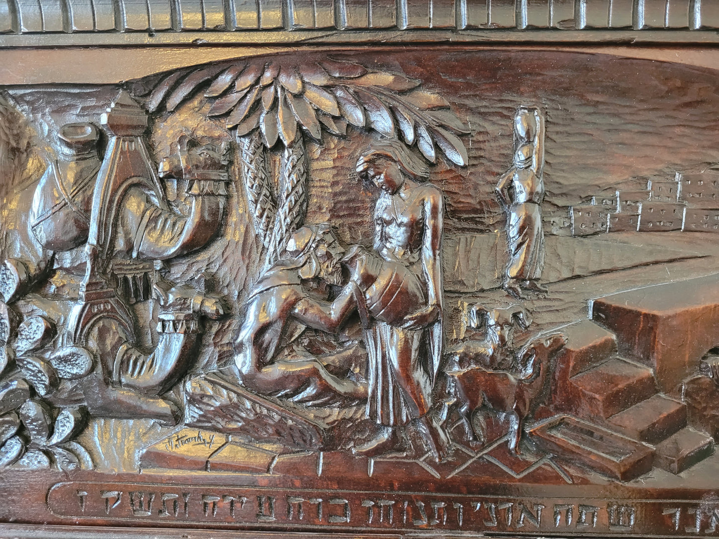 Handgeschnitztes Relief auf Holz Arabische Oase in der Wüste