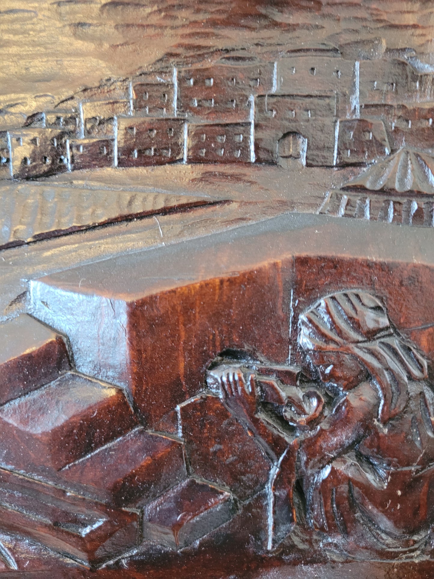 Handgeschnitztes Relief auf Holz Arabische Oase in der Wüste