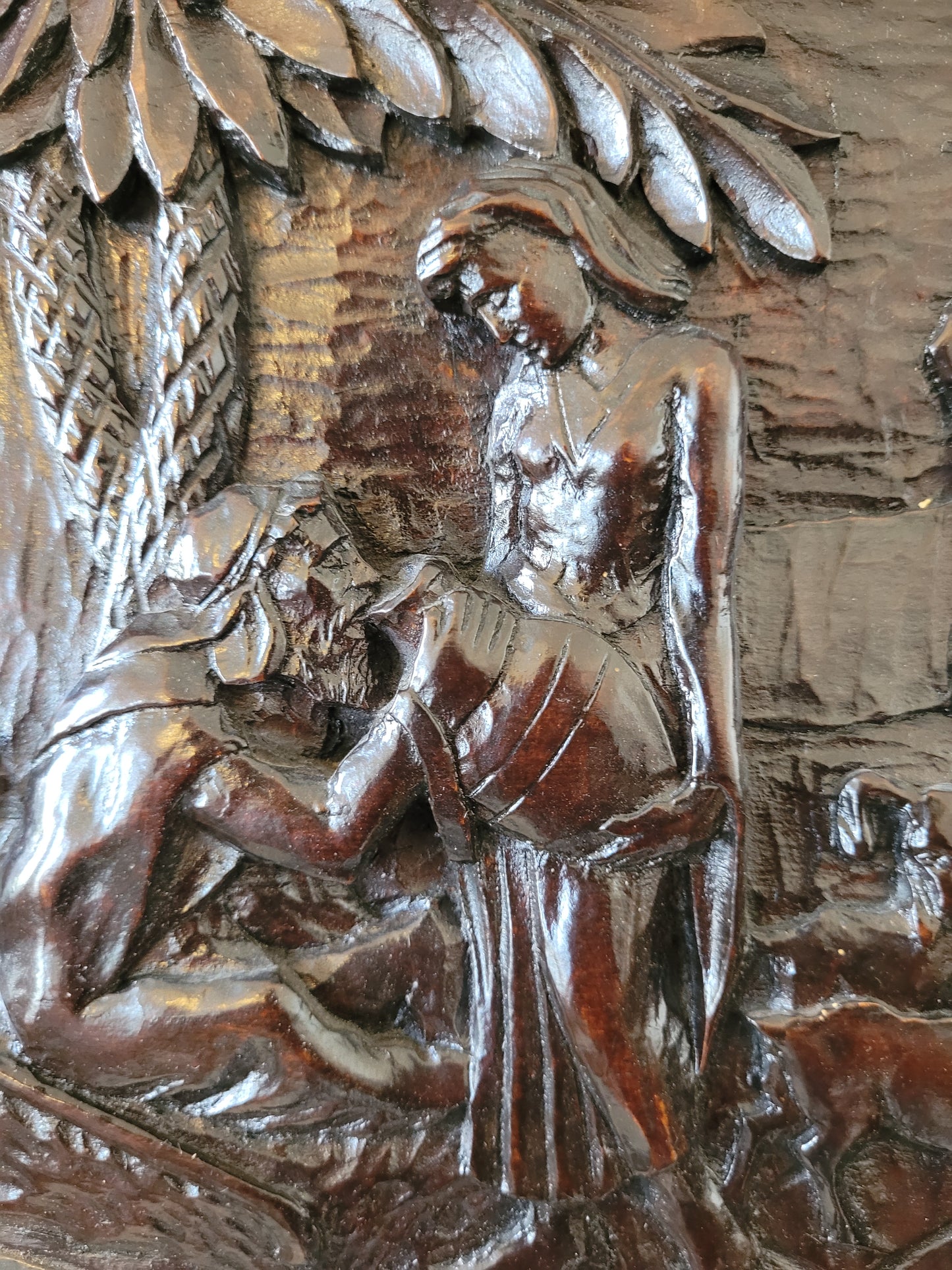 Handgeschnitztes Relief auf Holz Arabische Oase in der Wüste