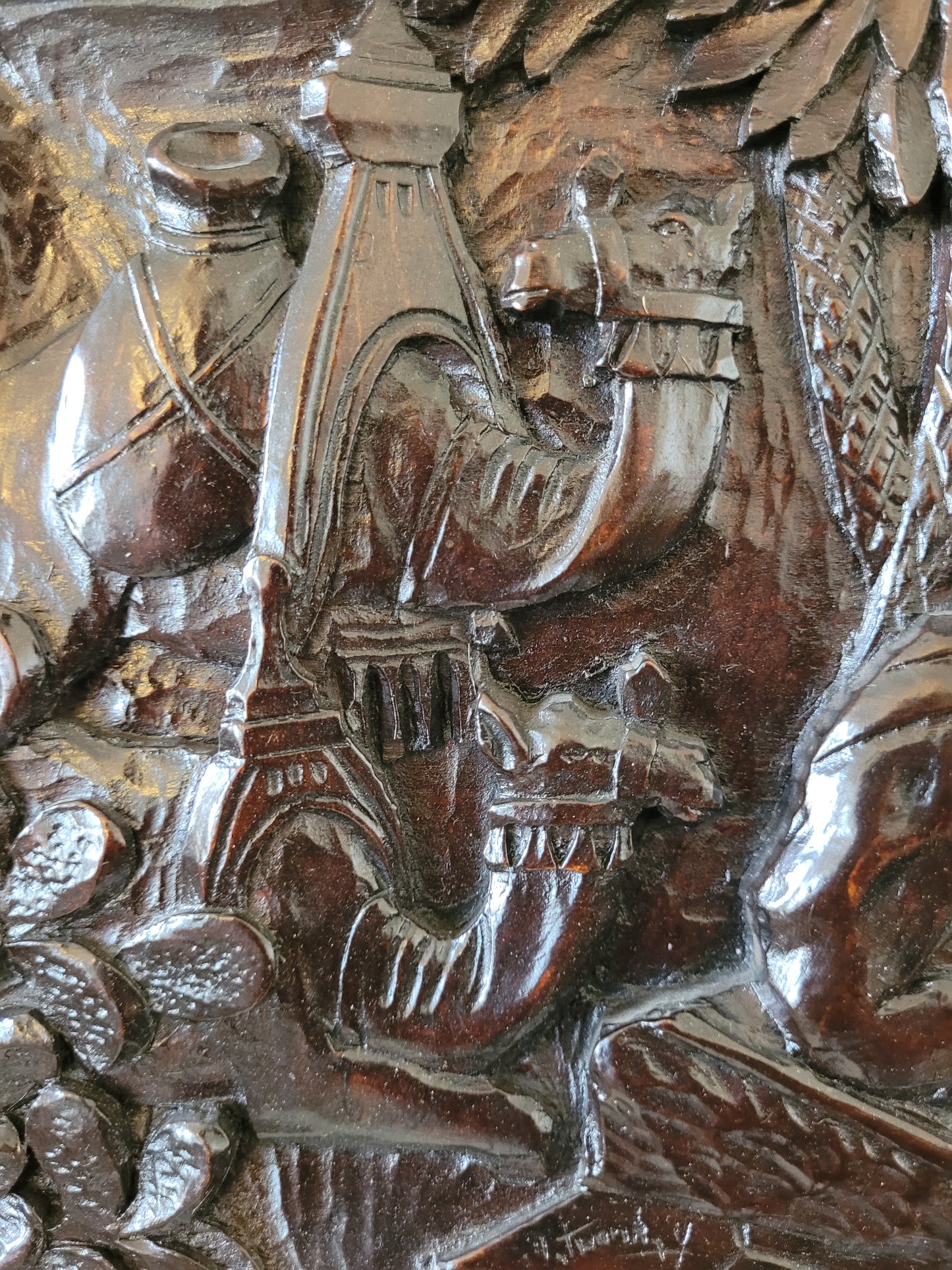 Handgeschnitztes Relief auf Holz Arabische Oase in der Wüste