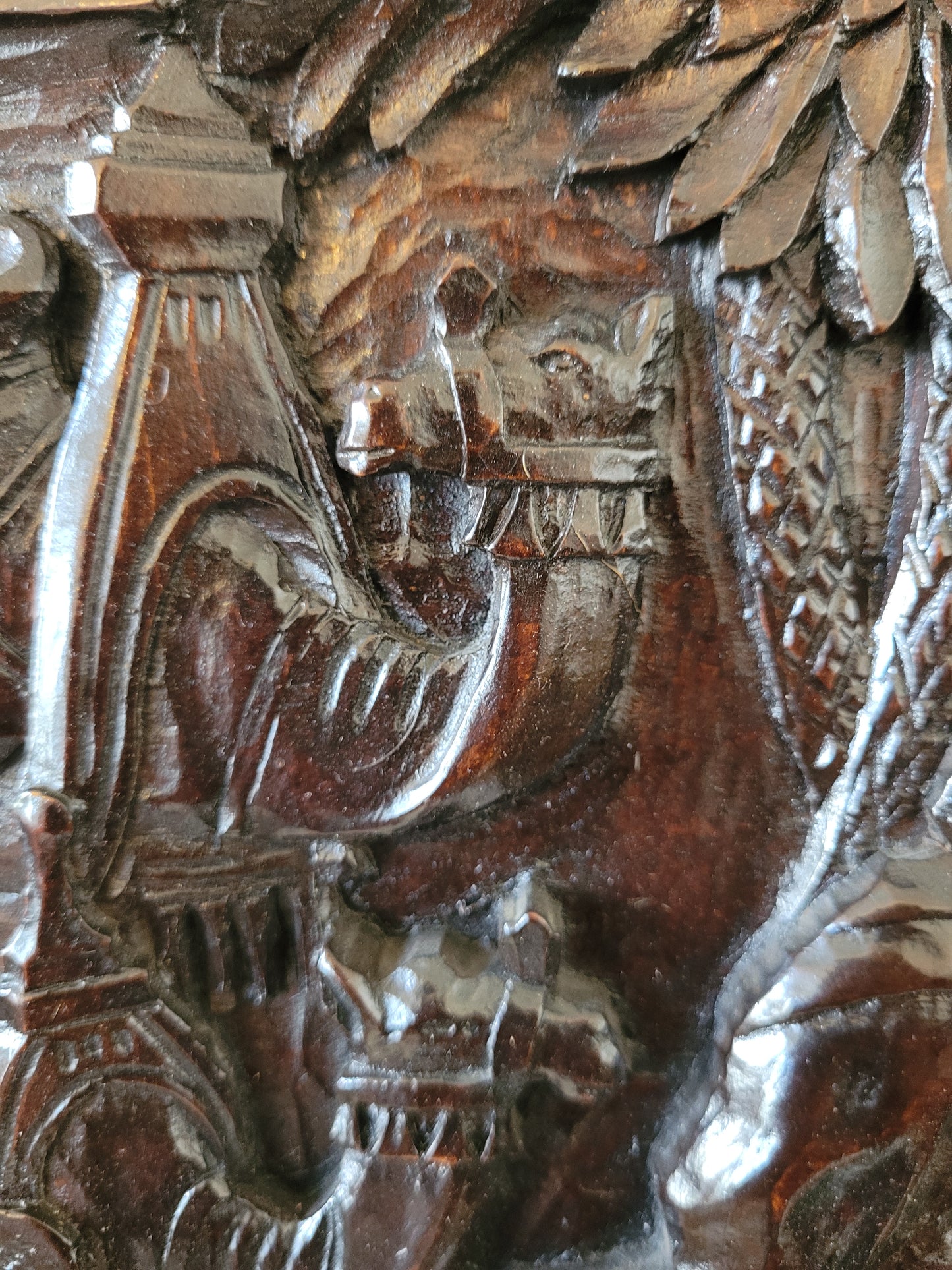 Handgeschnitztes Relief auf Holz Arabische Oase in der Wüste