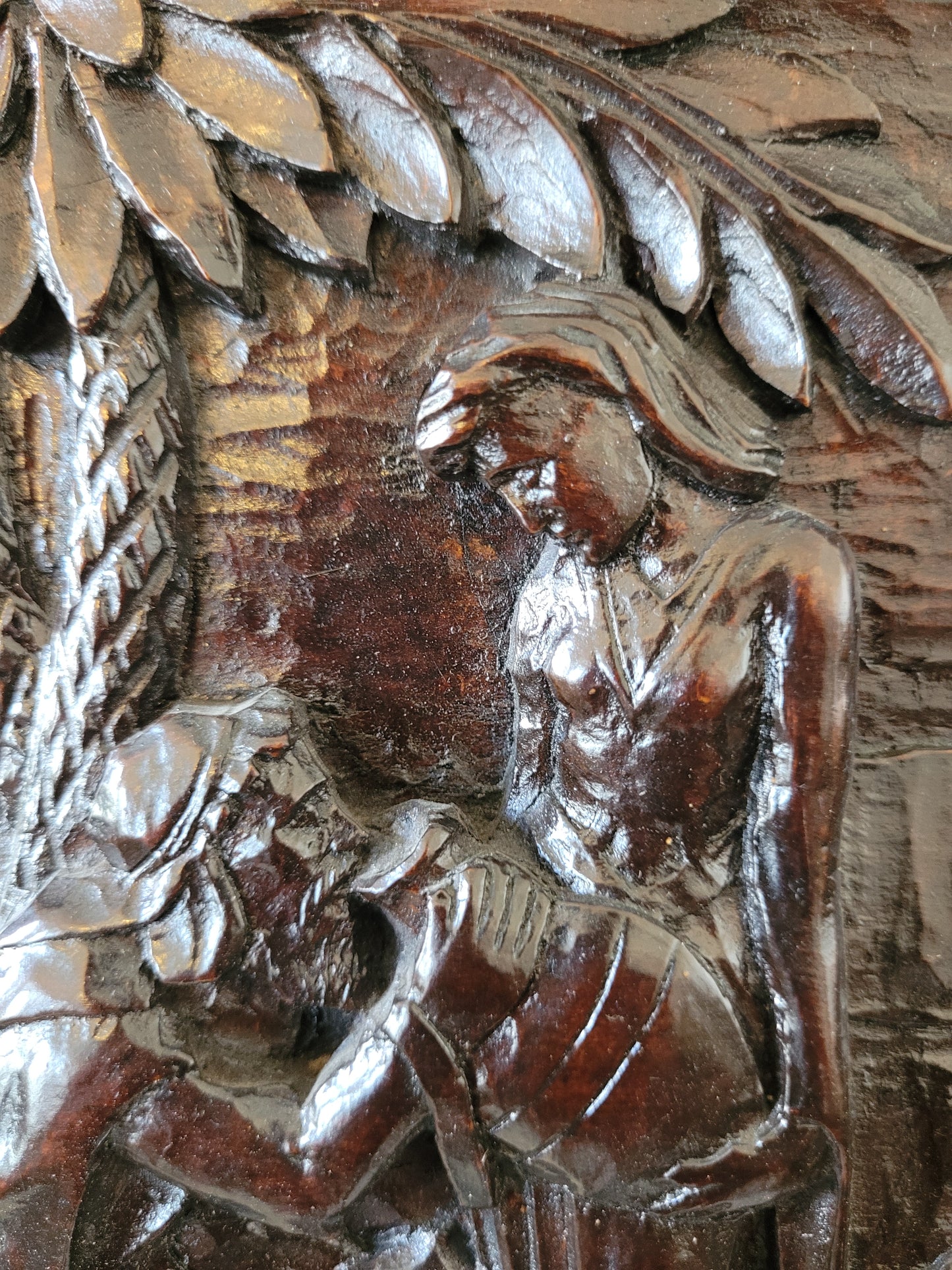 Handgeschnitztes Relief auf Holz Arabische Oase in der Wüste