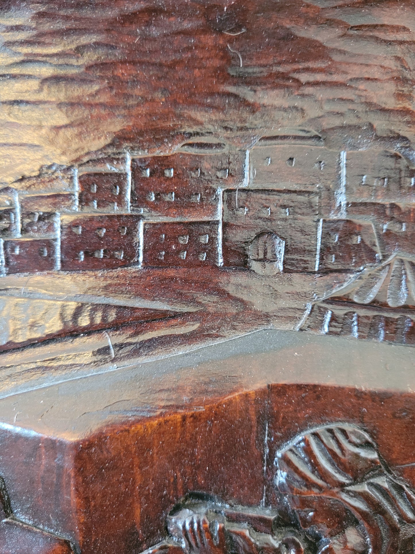 Handgeschnitztes Relief auf Holz Arabische Oase in der Wüste