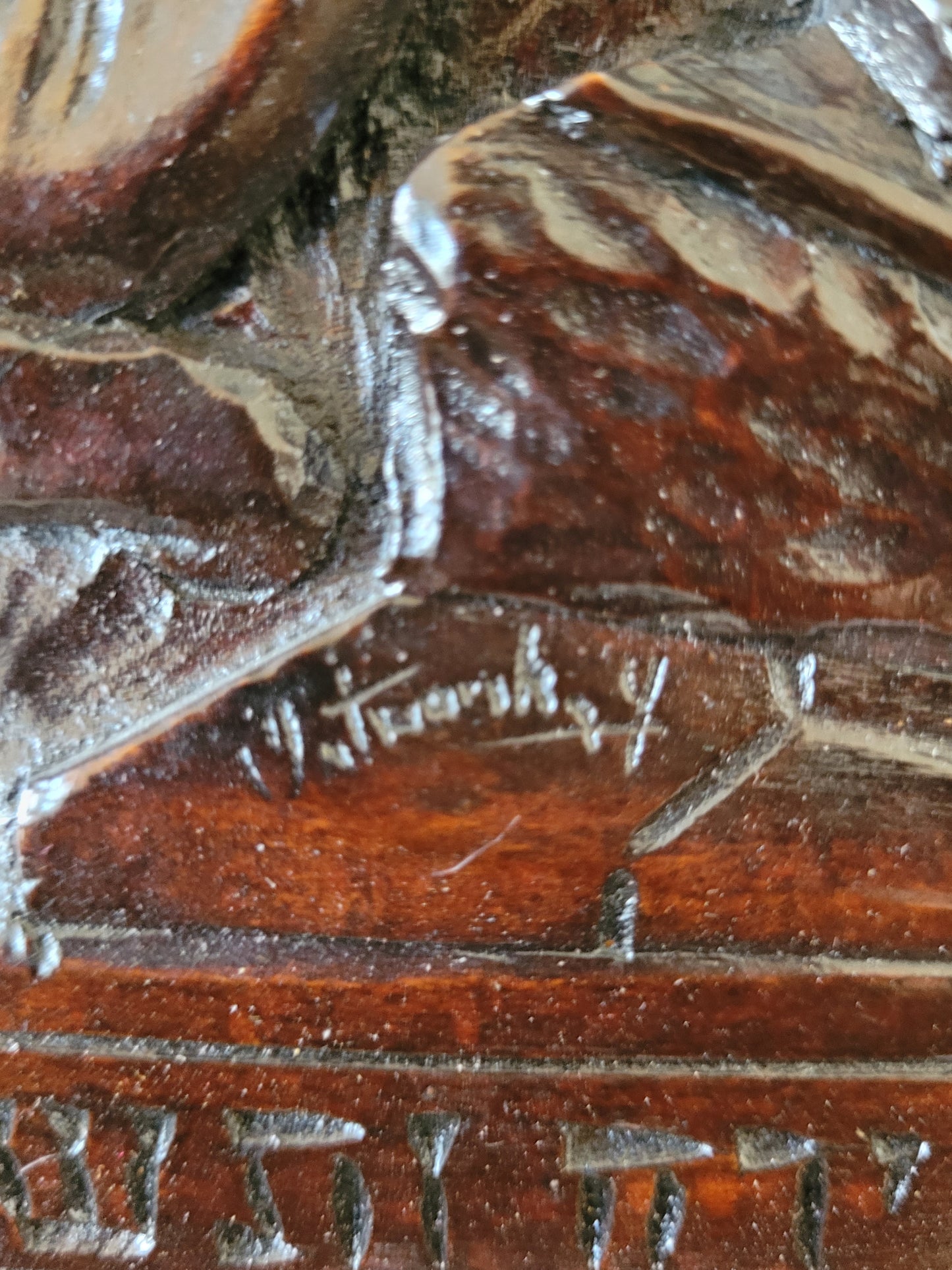 Handgeschnitztes Relief auf Holz Arabische Oase in der Wüste