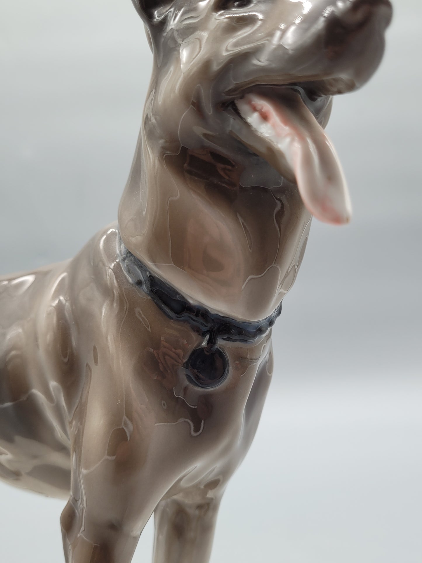 Kunstvolle Porzellan Figur Skulptur Schäferhund, gestempelt