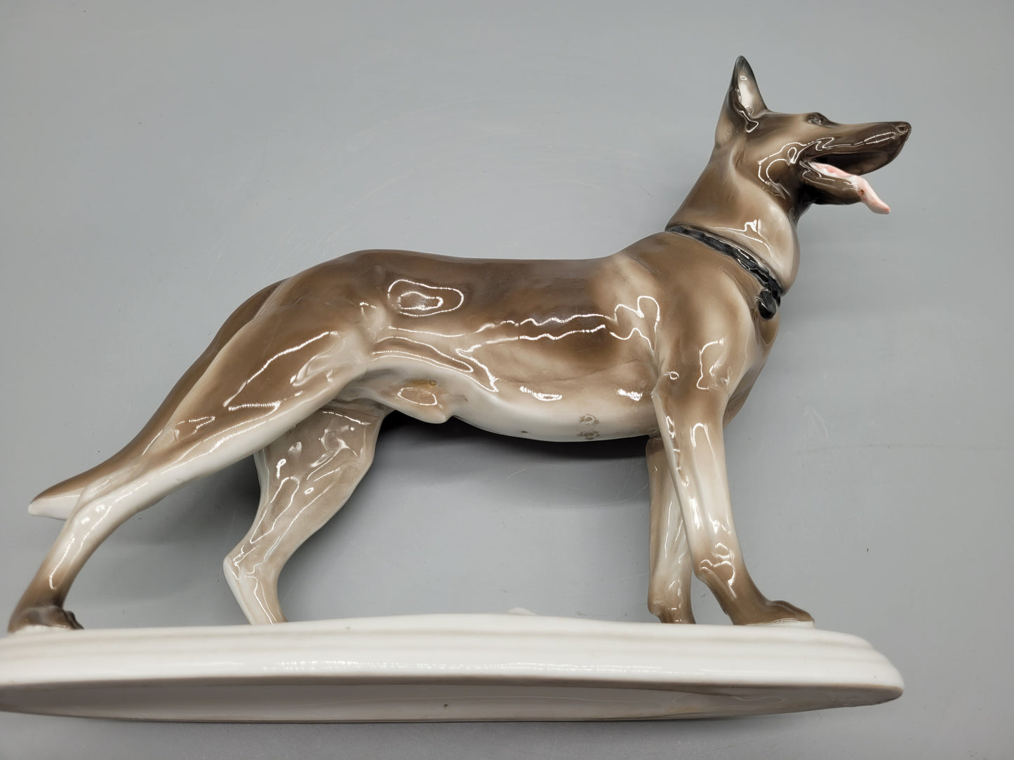 Kunstvolle Porzellan Figur Skulptur Schäferhund, gestempelt