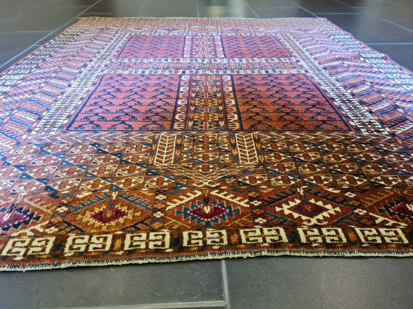Antiker Hadjlu Teppich – Feines Sammlerstück aus dem Orient 142x117cm