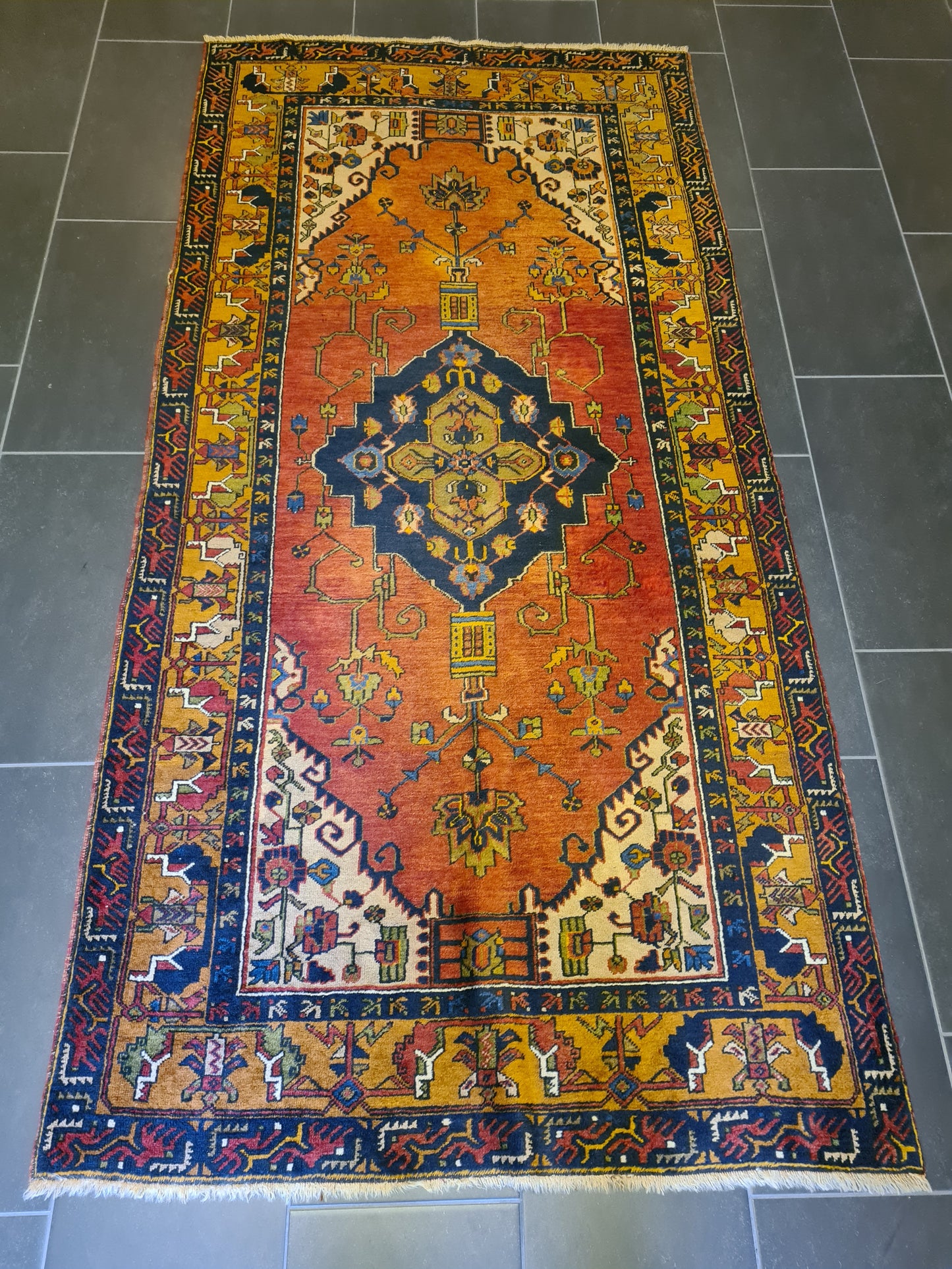 Antiker Handgeknüpfter Orientteppich aus Anatolien – Yahali Sammlerstück 240x118cm