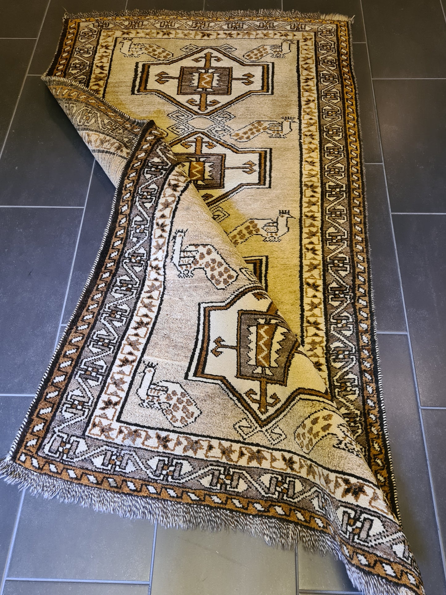 Handgeknüpfter Persischer Gabbeh Teppich mit Tiermotiven 203x107