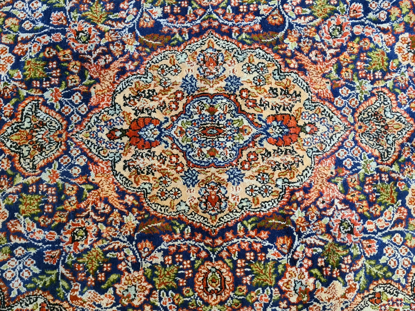 Handgeknüpfter Seiden Teppich aus China Hereke 123x78cm