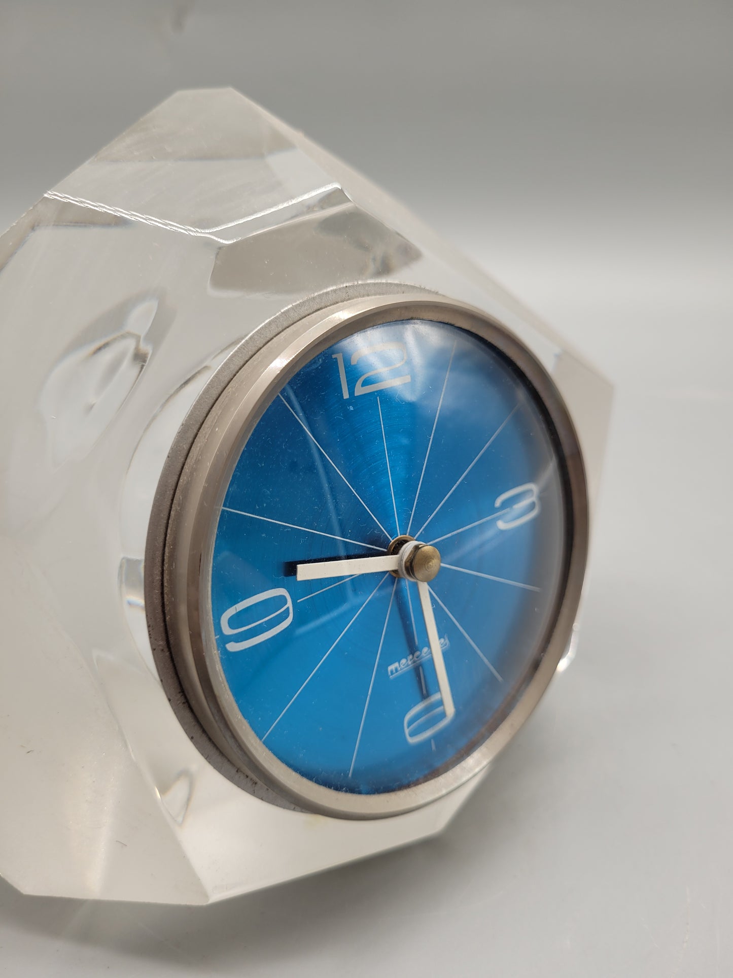 Vintage Mercedes Tischuhr aus Glas und Kristall (70er Jahre)