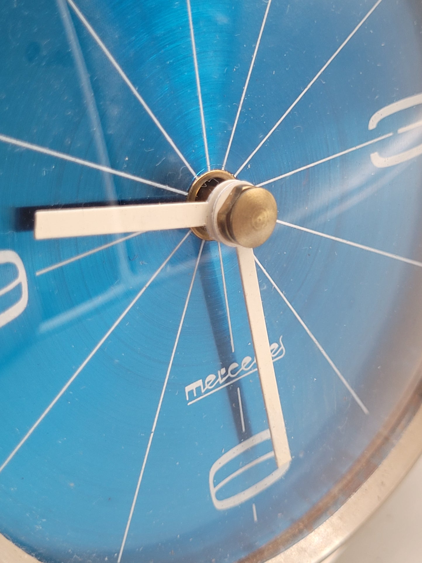 Vintage Mercedes Tischuhr aus Glas und Kristall (70er Jahre)