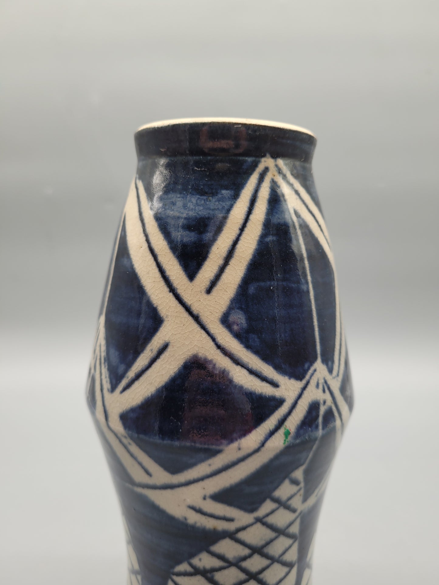 Vintage Stilvolle Keramikvase in Blau und Weiß gemustert