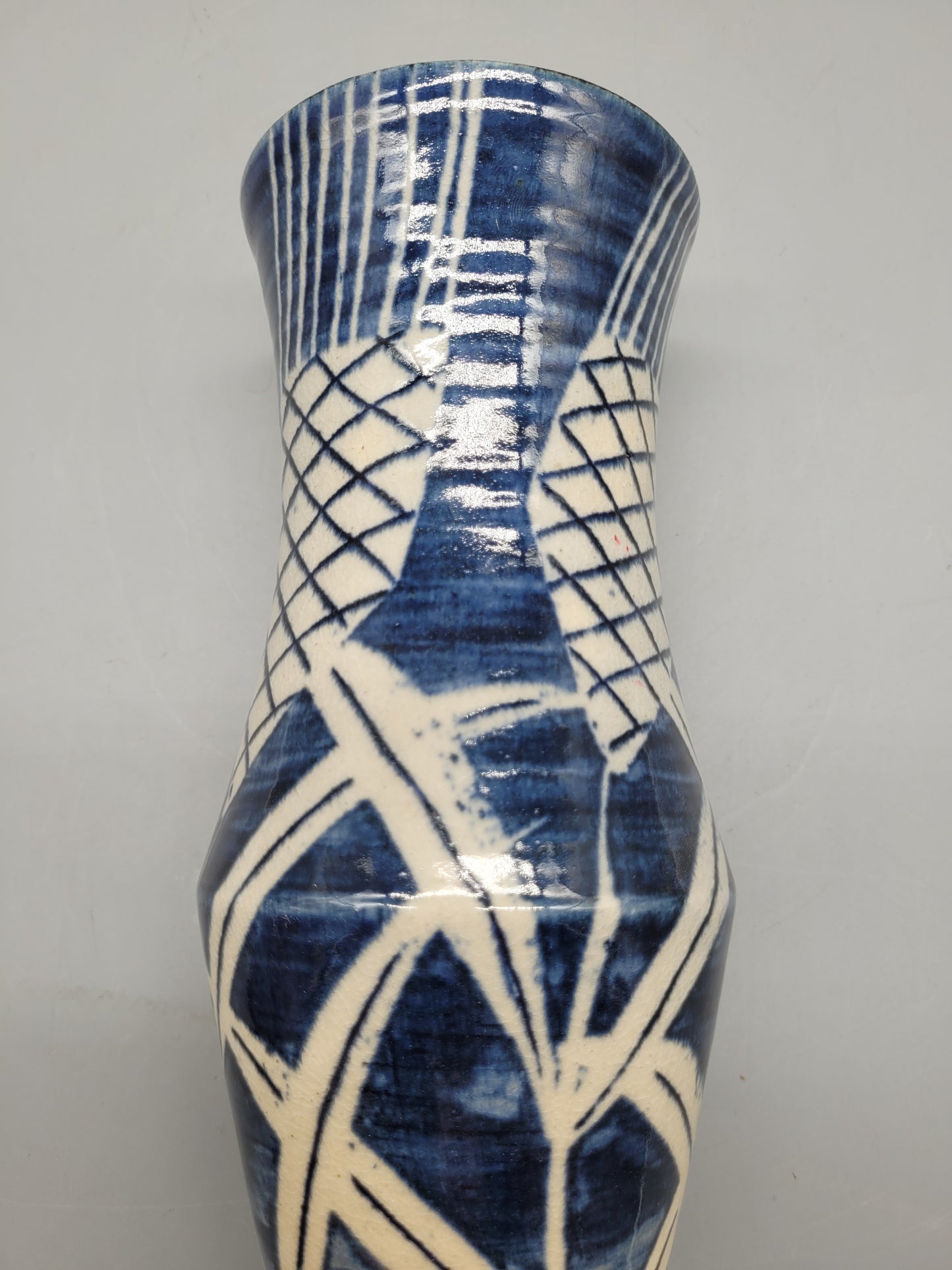 Vintage Stilvolle Keramikvase in Blau und Weiß gemustert