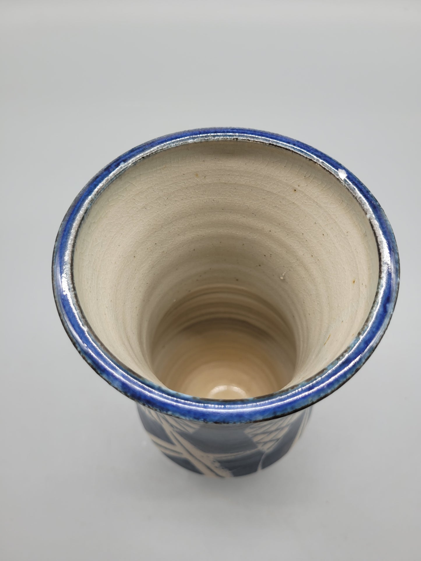 Vintage Stilvolle Keramikvase in Blau und Weiß gemustert