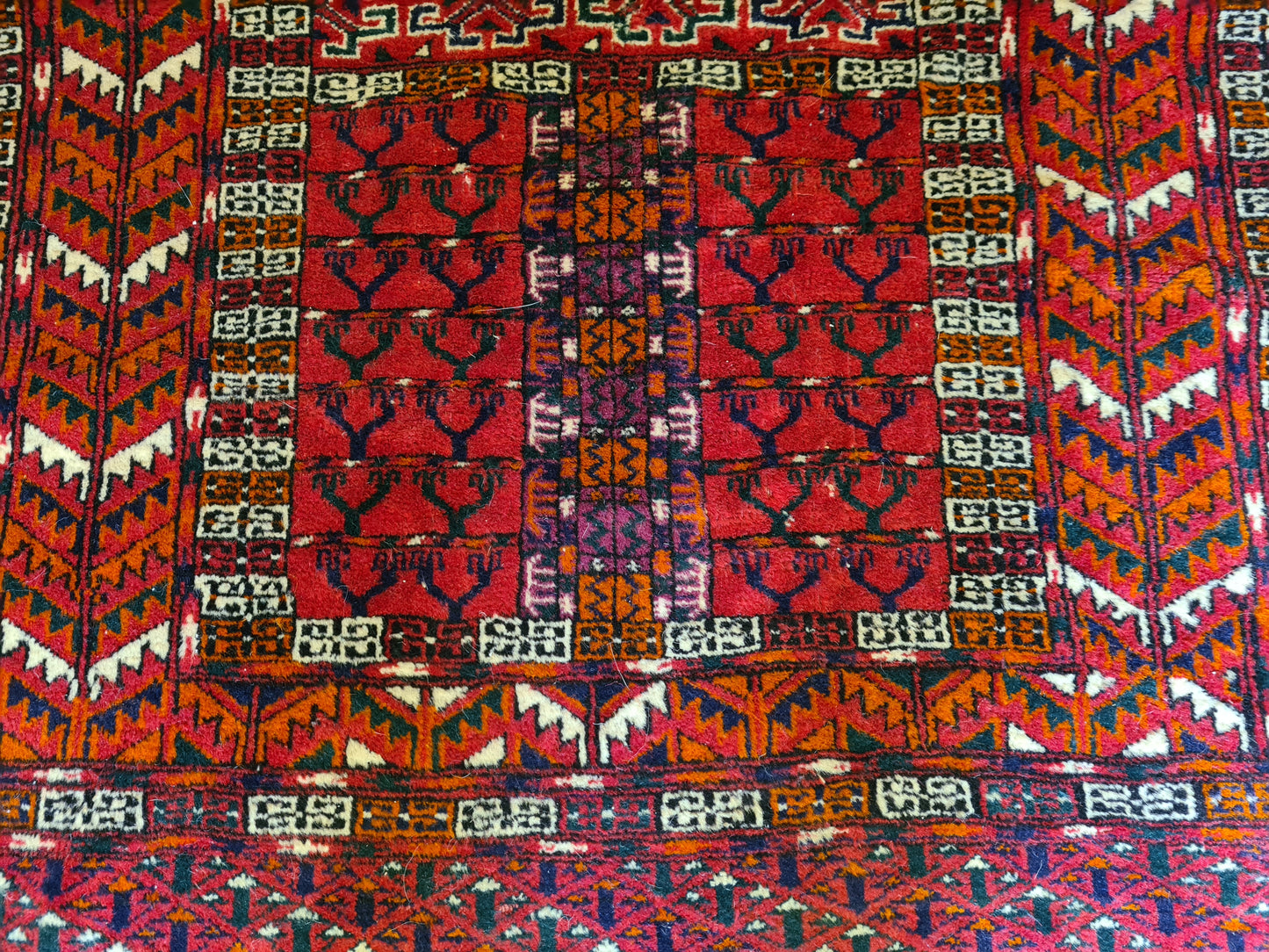 Antiker Feiner Hadjlu Jomut Orientteppich aus Turkmenistan Kostbarkeit 122x88cm