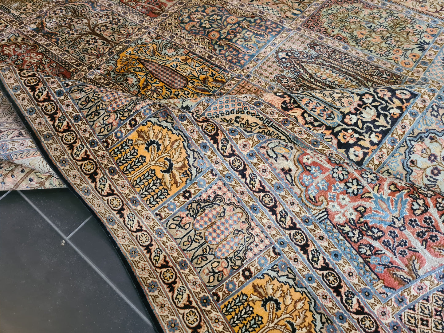 Königlicher Palastteppich aus Kashmir Handgeknüpfter Seidenteppich mit Feldergartenmuster 333x243cm