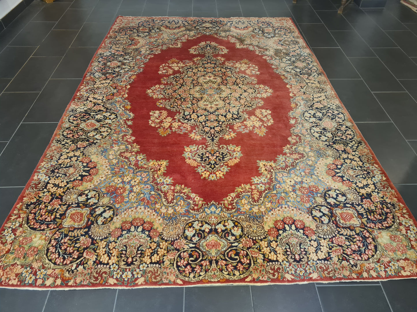 Handgeknüpfter Kirman Signierter Orientteppich 315x212cm