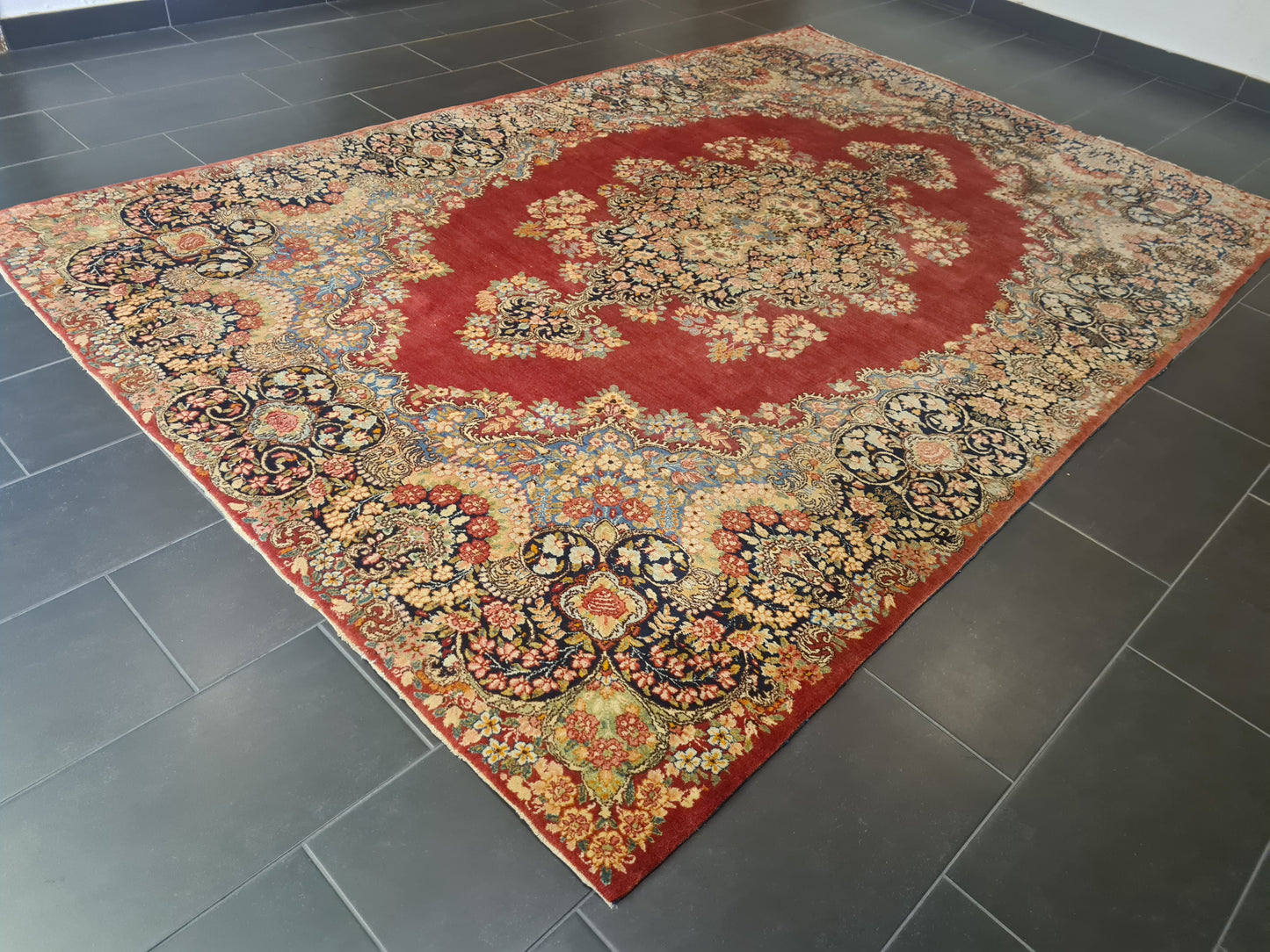 Handgeknüpfter Kirman Signierter Orientteppich 315x212cm