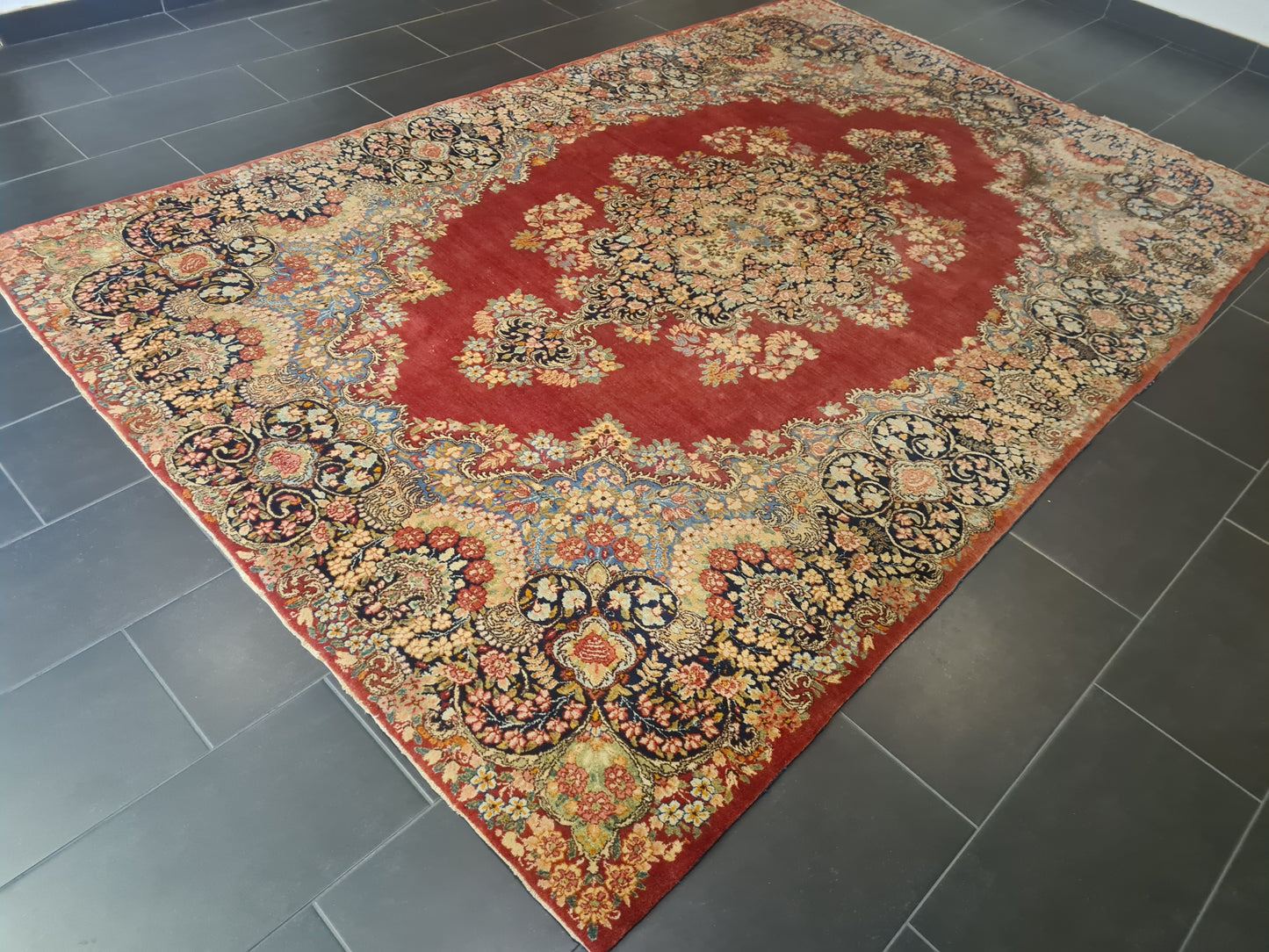 Handgeknüpfter Kirman Signierter Orientteppich 315x212cm