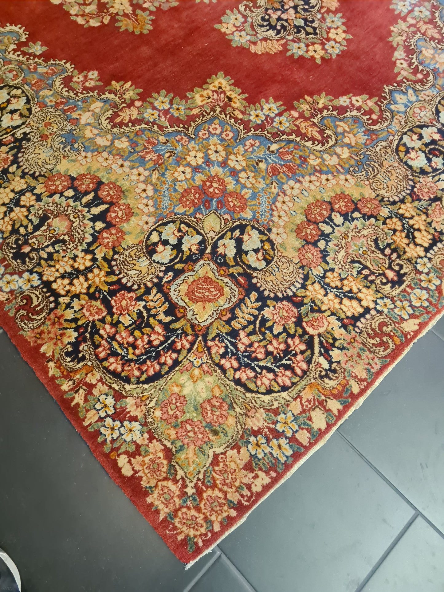 Handgeknüpfter Kirman Signierter Orientteppich 315x212cm