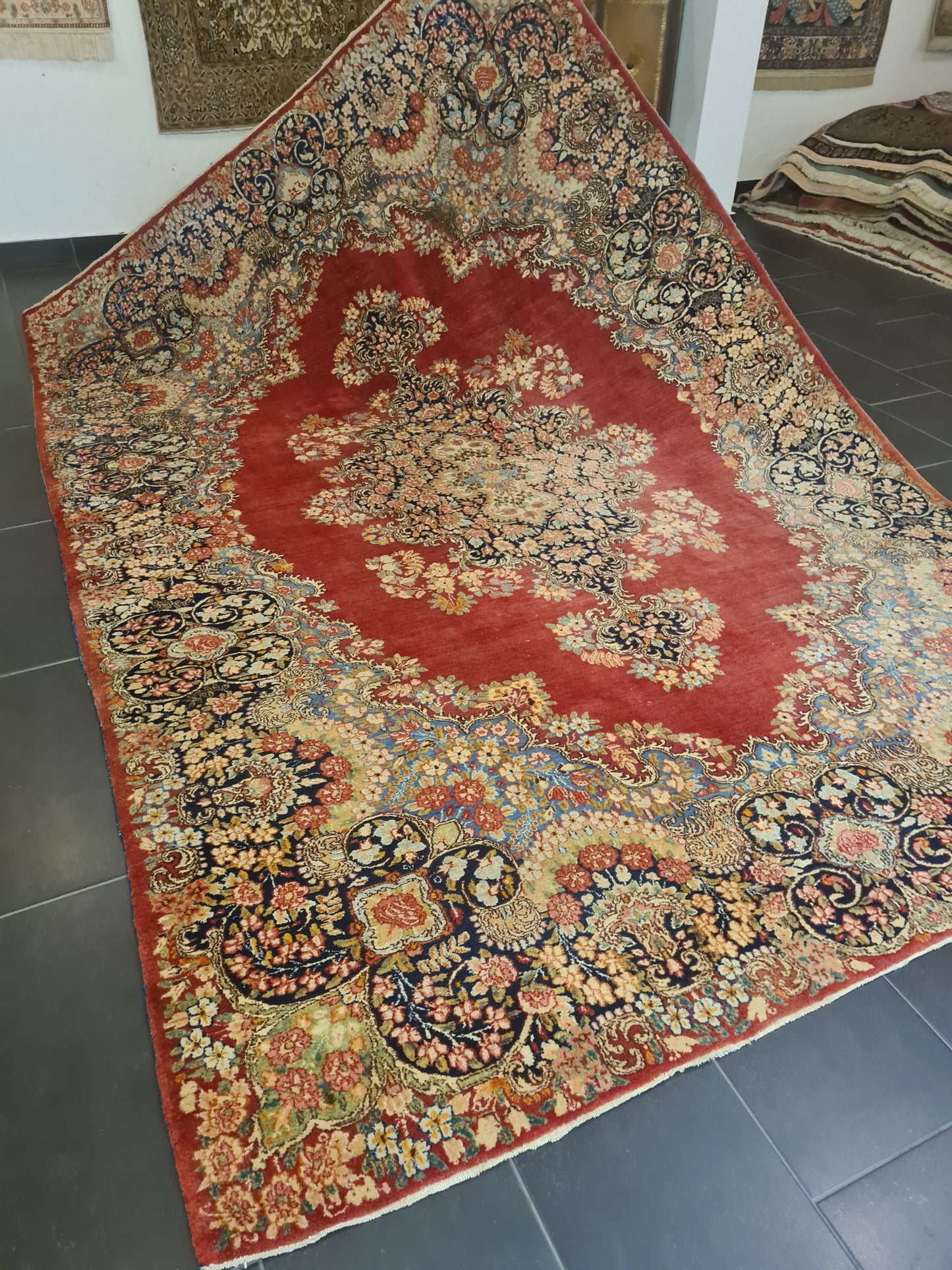 Handgeknüpfter Kirman Signierter Orientteppich 315x212cm