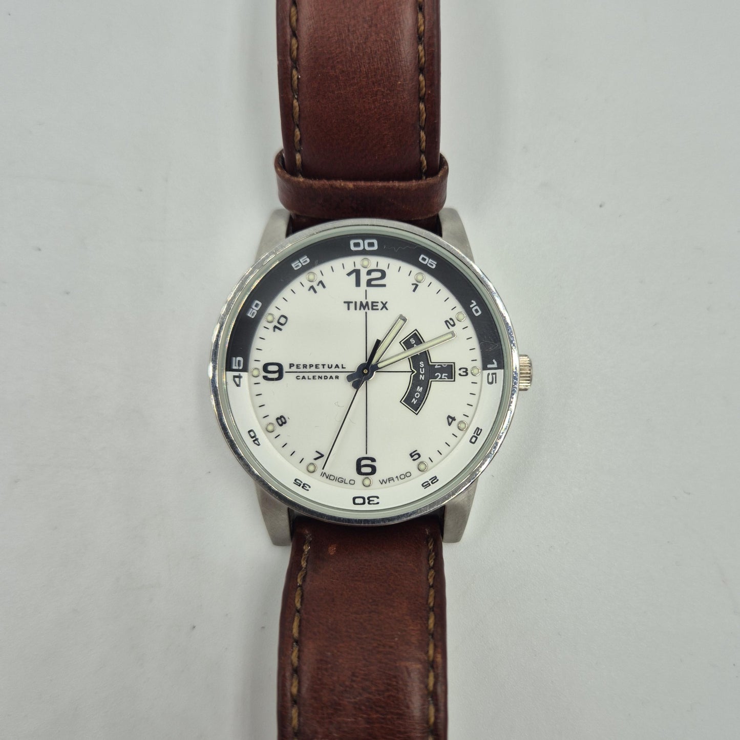 Timex Perpetual Calendar Indiglo WR100 – Präzise und Vielseitig