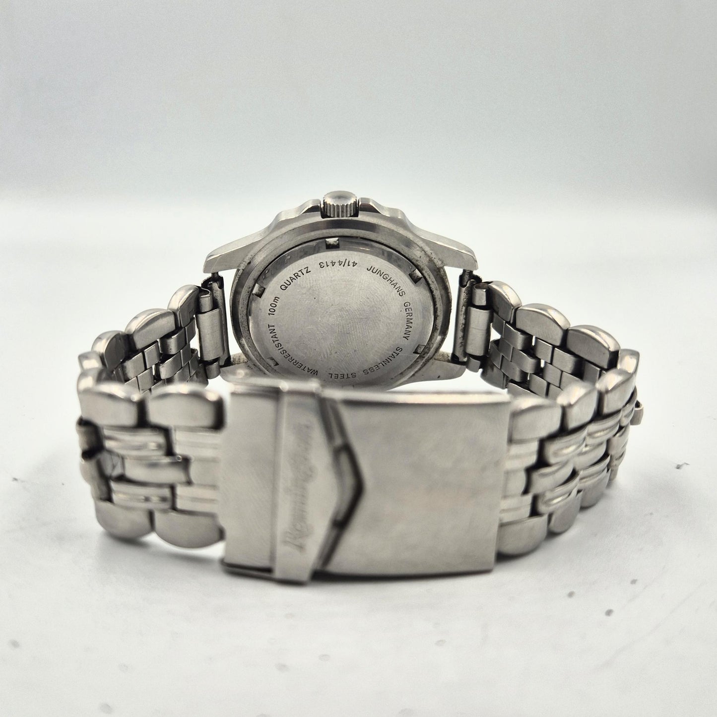 Junghans Quartz WR100 – Sportlicher Klassiker mit farbigem Design