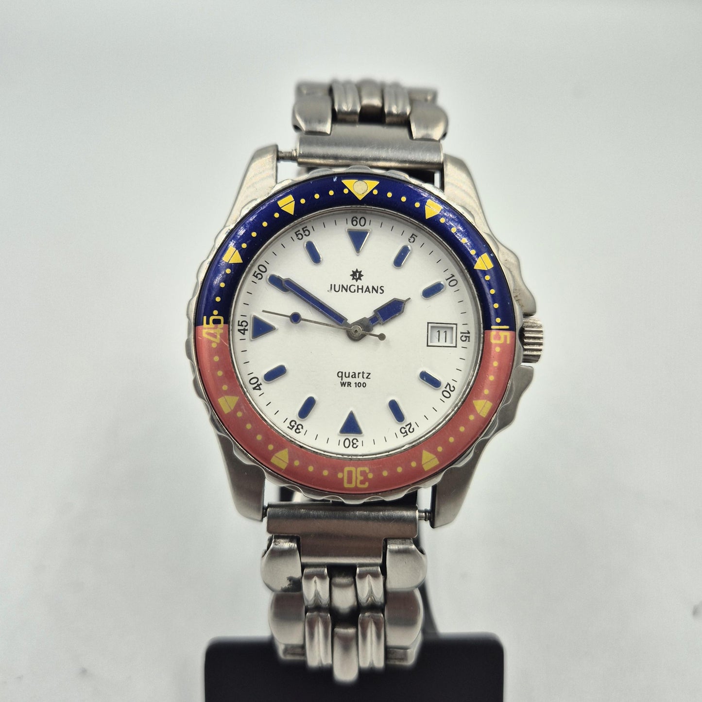 Junghans Quartz WR100 – Sportlicher Klassiker mit farbigem Design