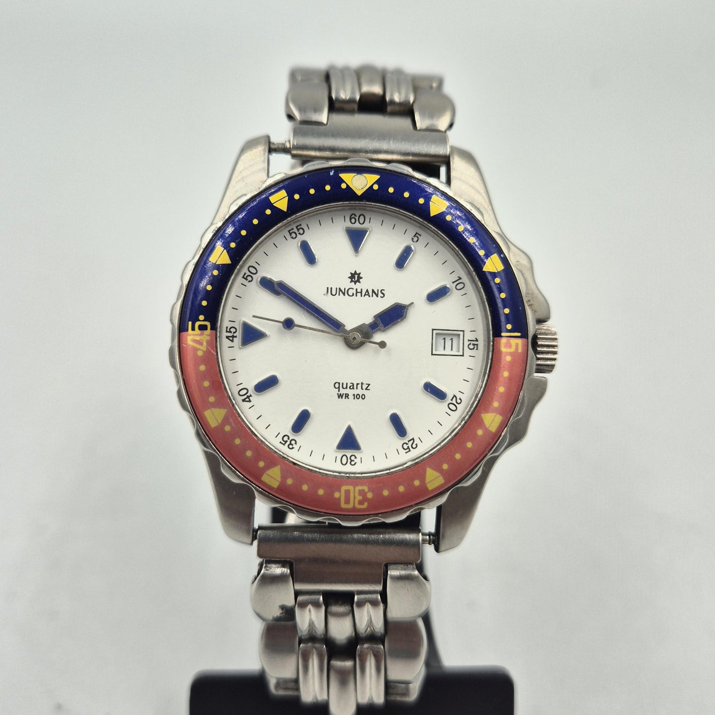 Junghans Quartz WR100 – Sportlicher Klassiker mit farbigem Design