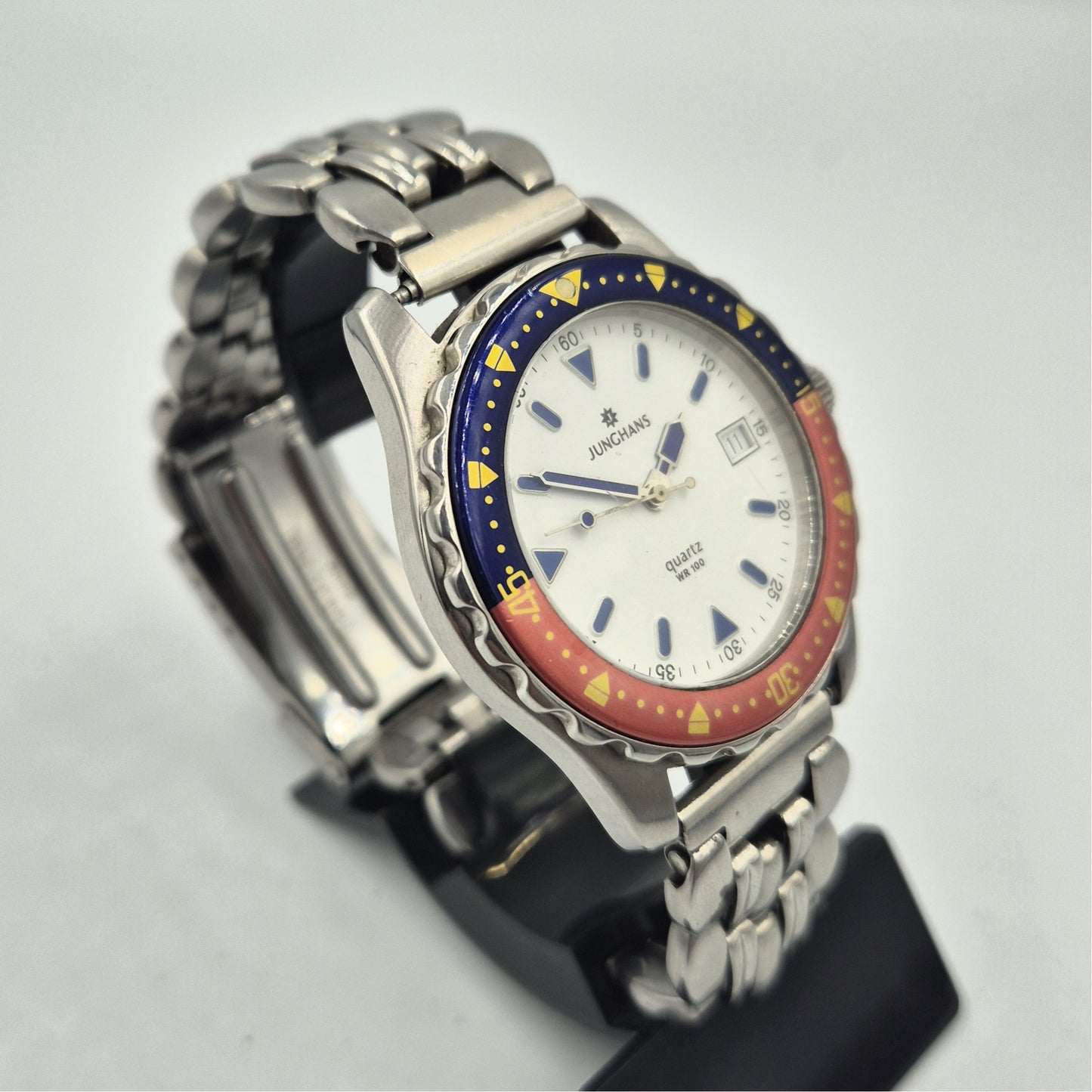 Junghans Quartz WR100 – Sportlicher Klassiker mit farbigem Design