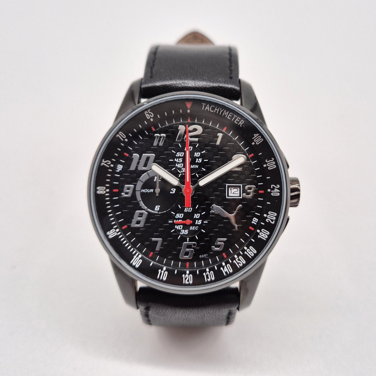 Puma Chronograph Tachymeter – Sportlicher Stil mit Carbon-Optik