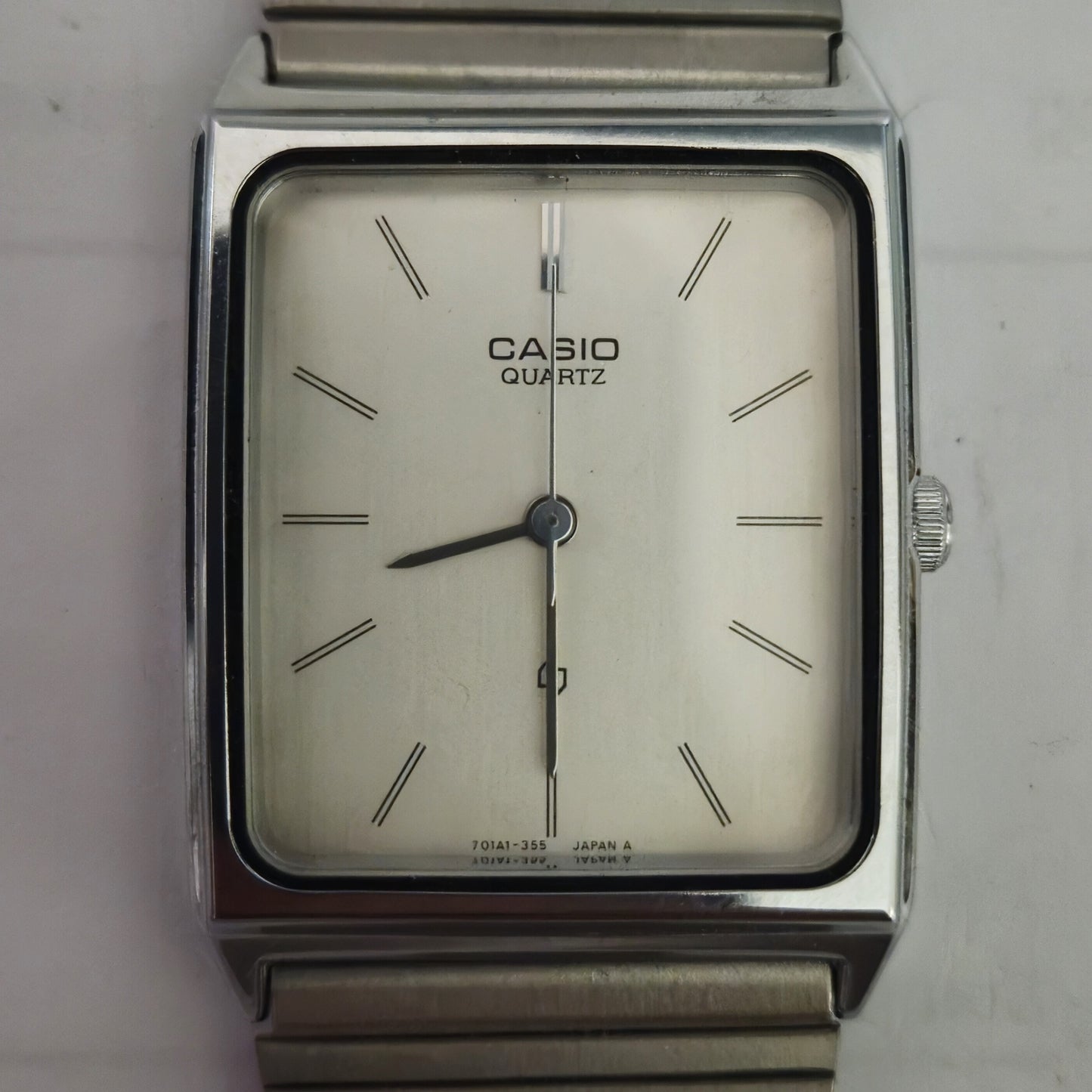 Casio Quartz – Minimalistische Eleganz im Retro-Stil