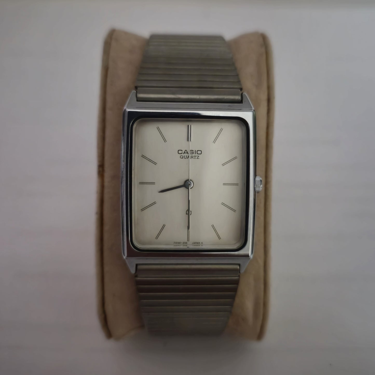 Casio Quartz – Minimalistische Eleganz im Retro-Stil