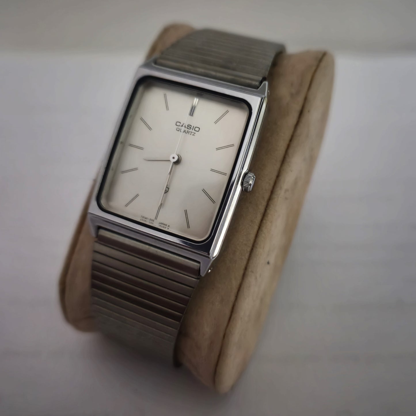 Casio Quartz – Minimalistische Eleganz im Retro-Stil