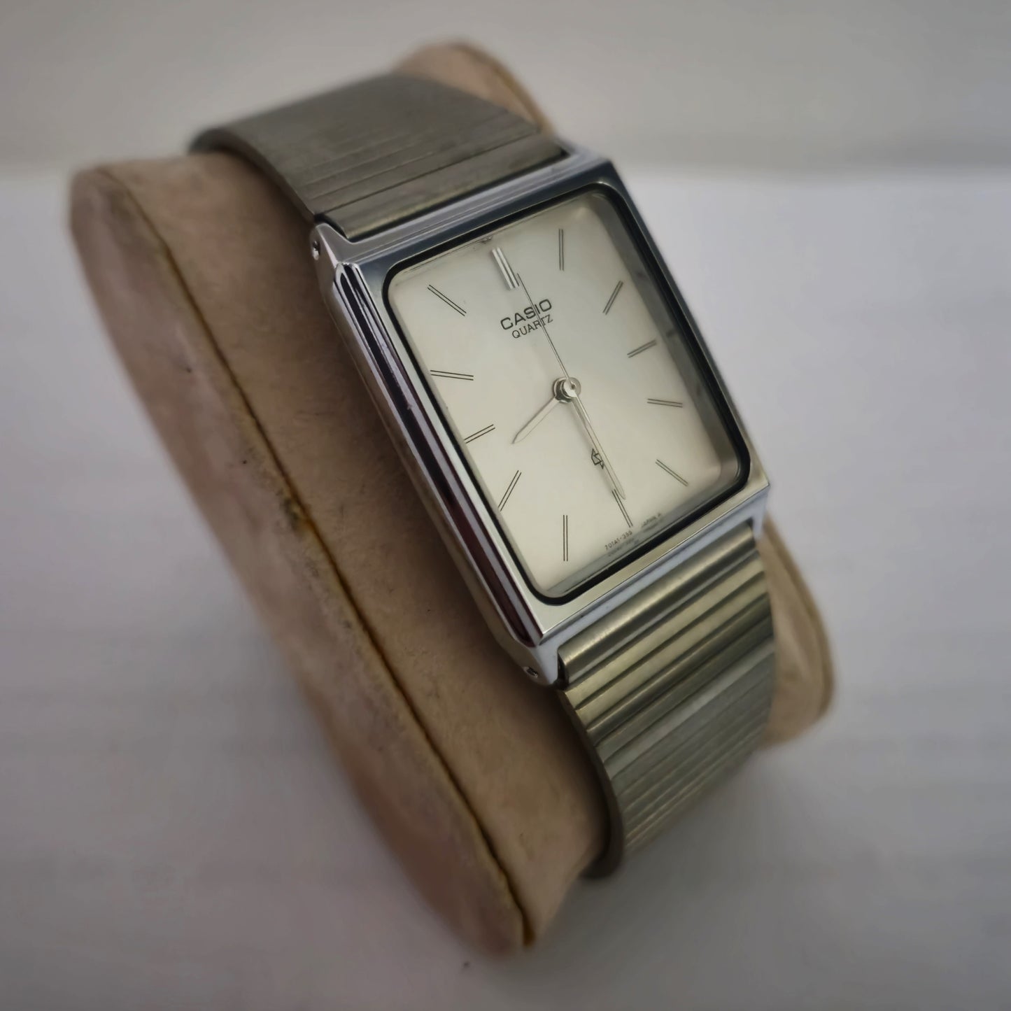 Casio Quartz – Minimalistische Eleganz im Retro-Stil