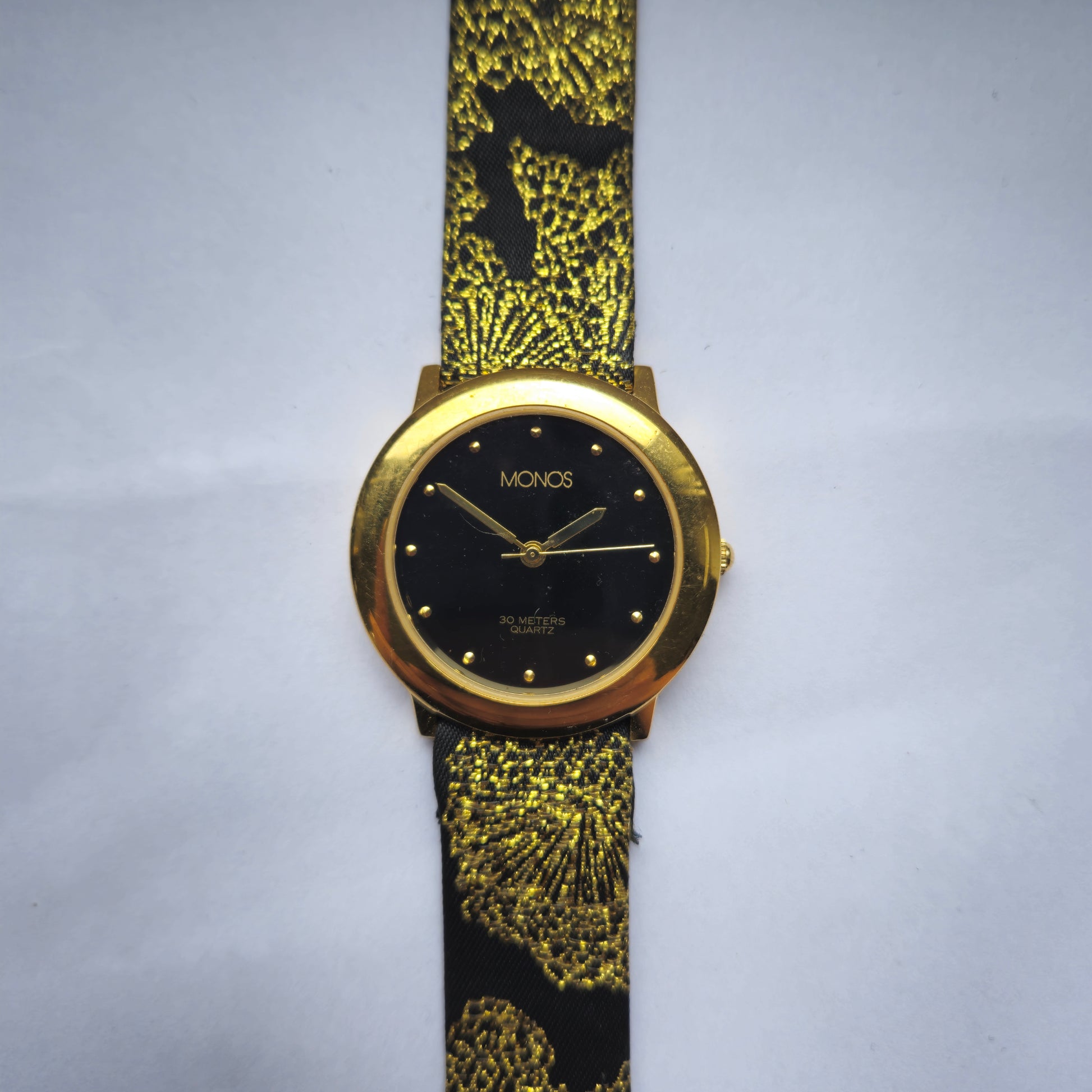 Monos Armbanduhr – Elegantes Schwarz-Goldenes Design – Gallery Jarrodi