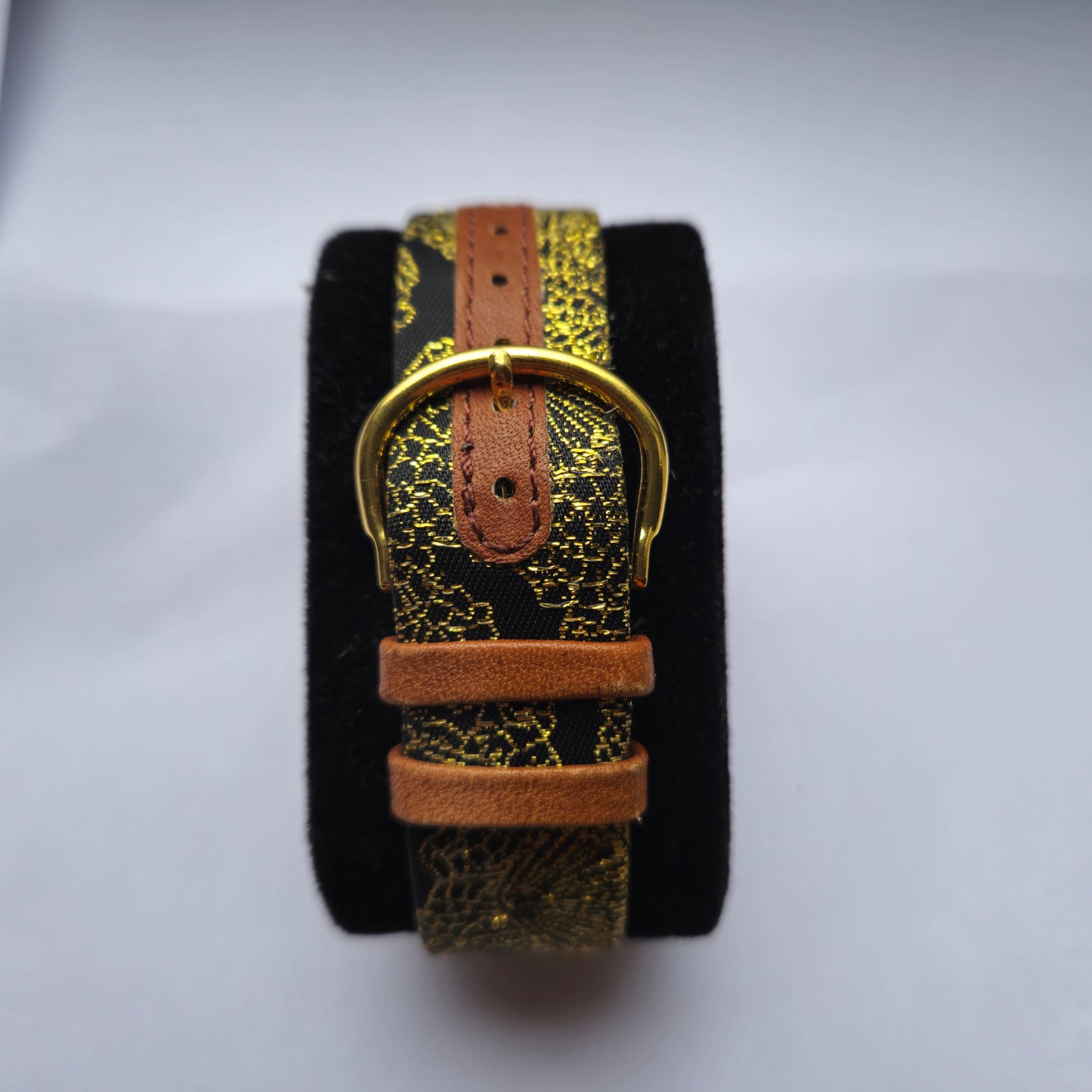 Monos Armbanduhr – Elegantes Schwarz-Goldenes Design