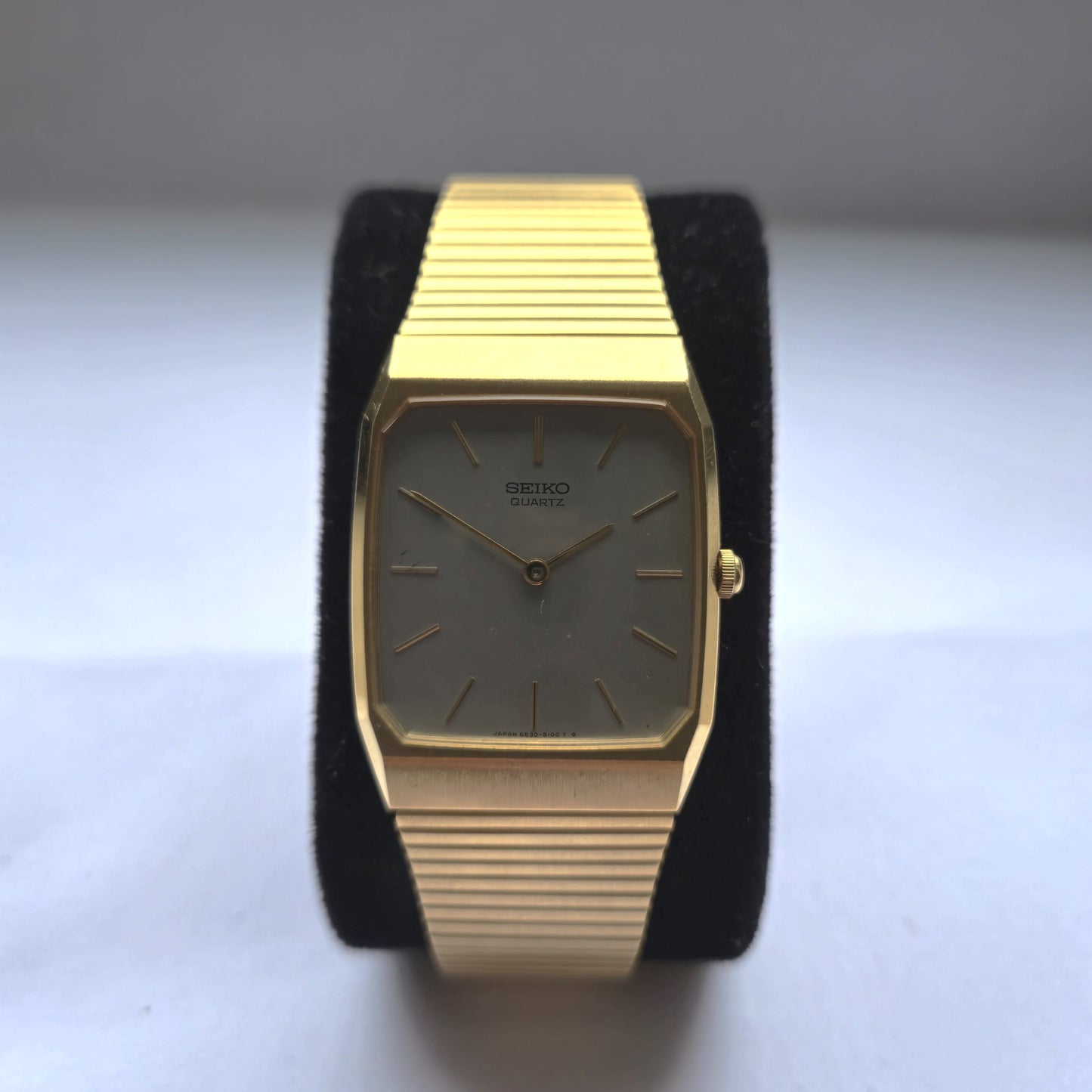 Seiko Quartz – Zeitlose Eleganz in Gold