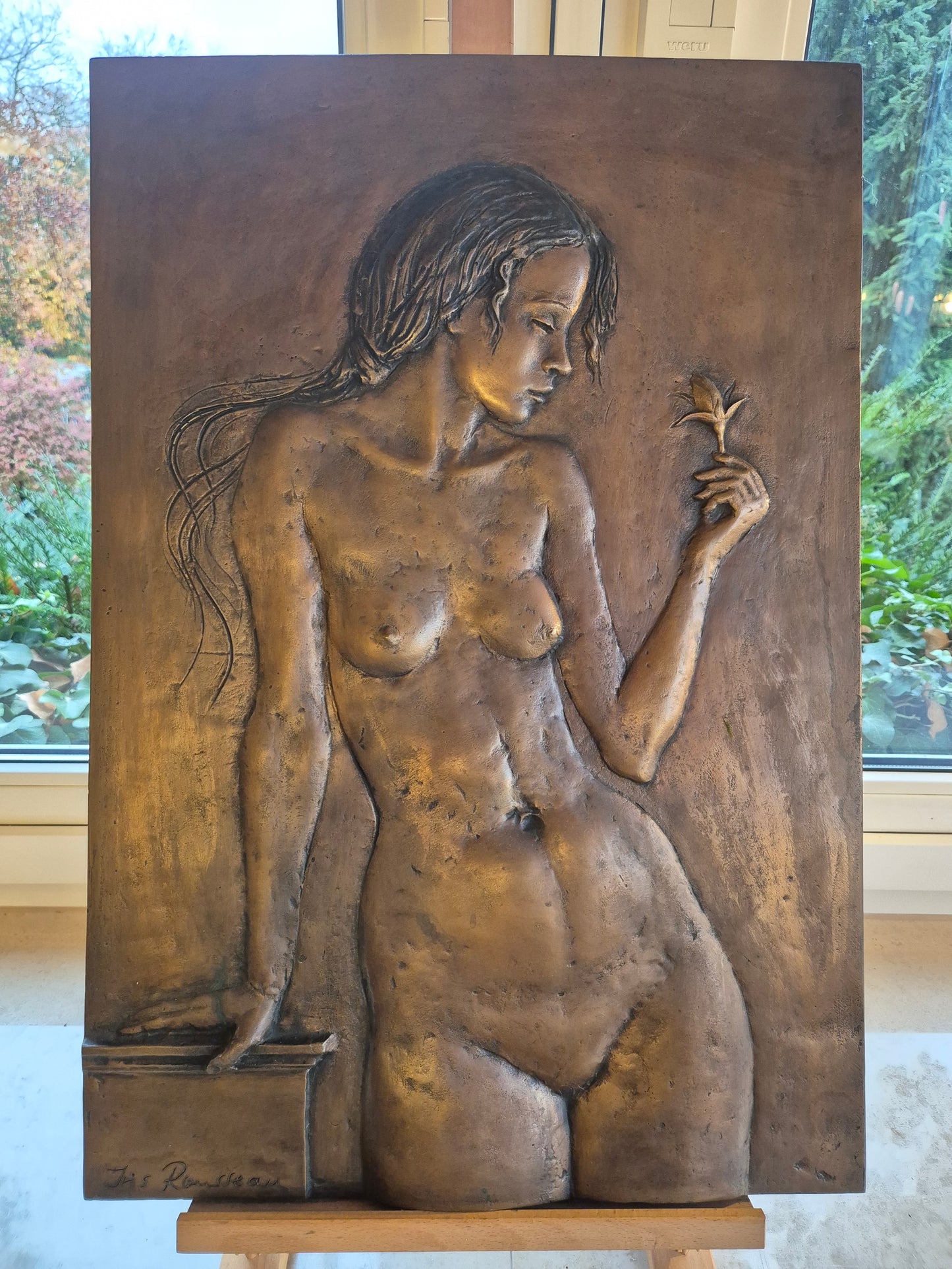 Iris Rousseau (XX) Bronze Skulptur Platte Frauenakt mit Blume 69x47cm