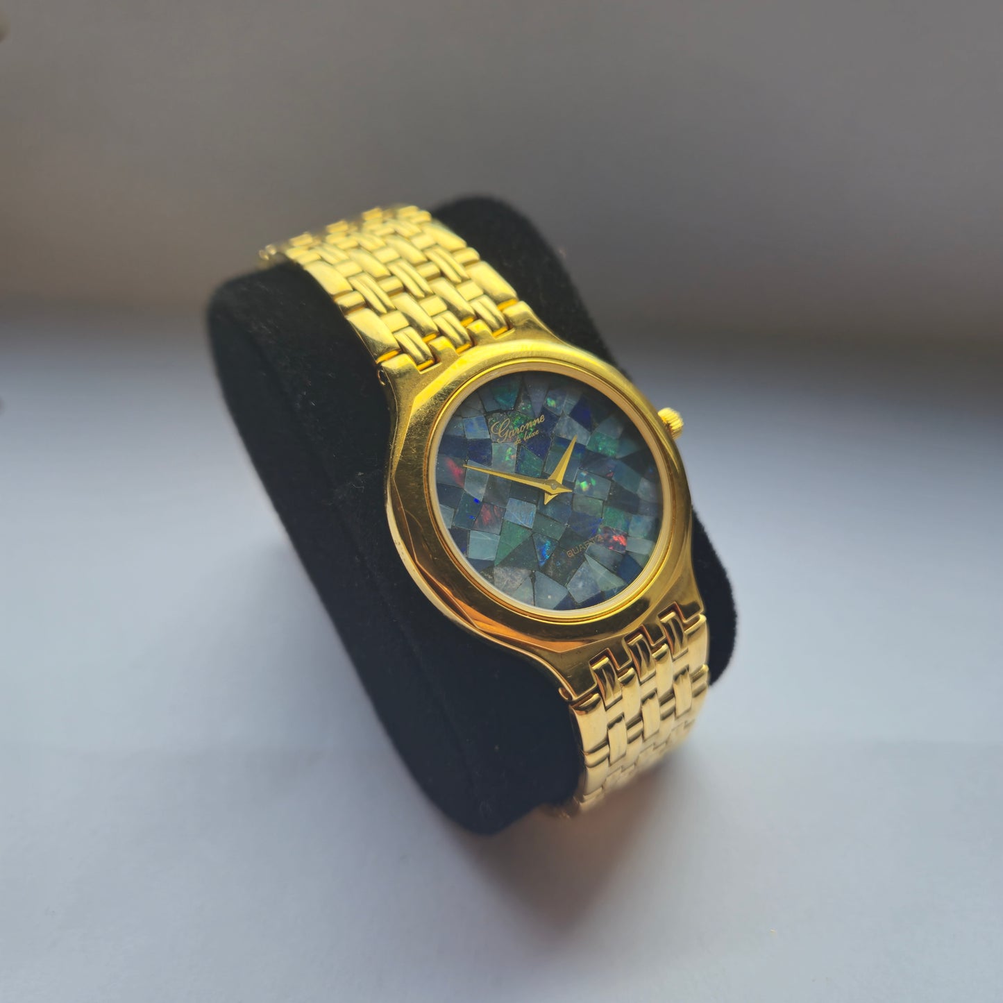 Garonne de Luxe: Elegante 18K Gold-Uhr mit Mosaik-Zifferblatt