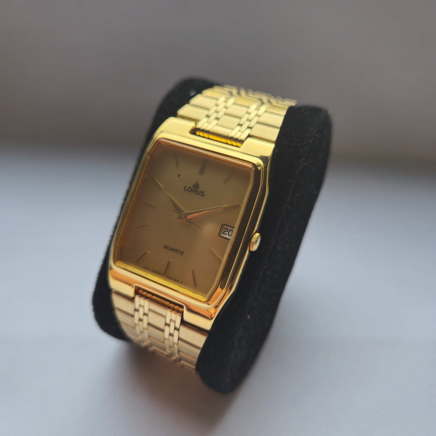 Elegante Lorus Quartz Herrenuhr in Gold – Zeitlose Klasse und Präzision