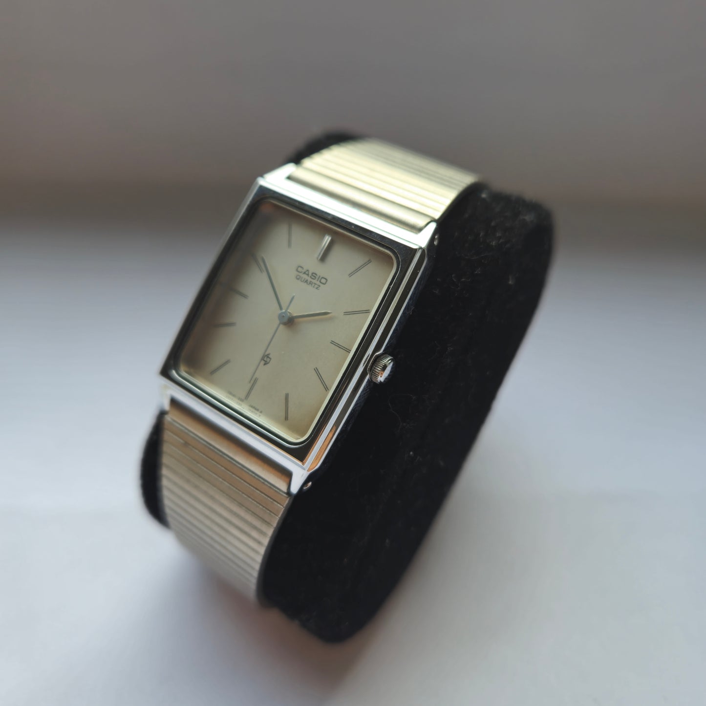 Elegante Casio Herrenarmbanduhr – Schlankes Design für Minimalisten