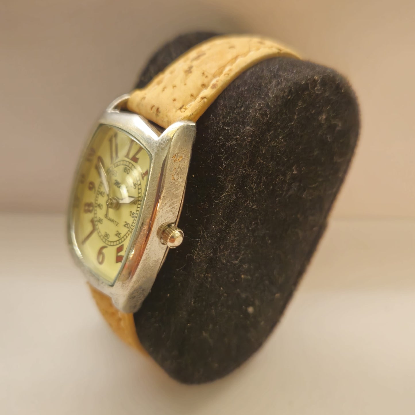 Weibo Quartz – Vintage-inspirierte Armbanduhr mit Korkarmband