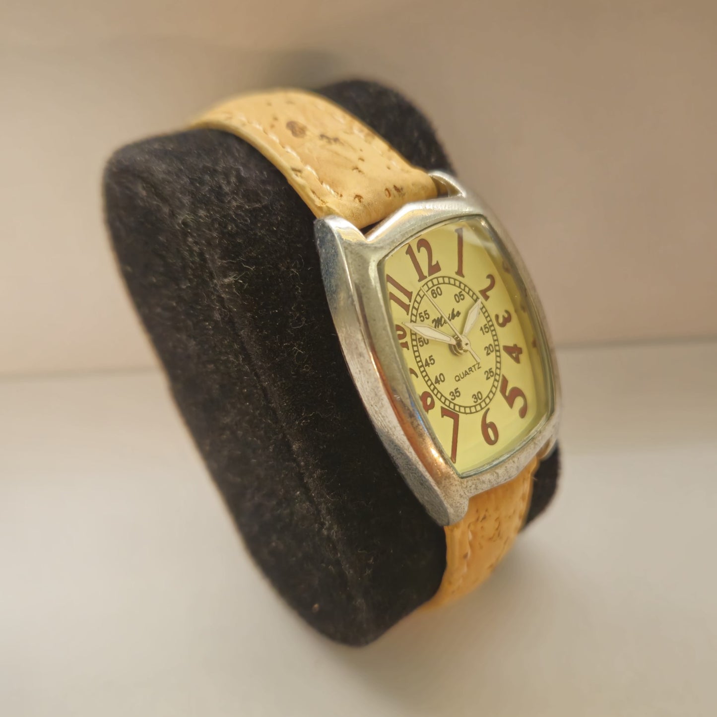 Weibo Quartz – Vintage-inspirierte Armbanduhr mit Korkarmband